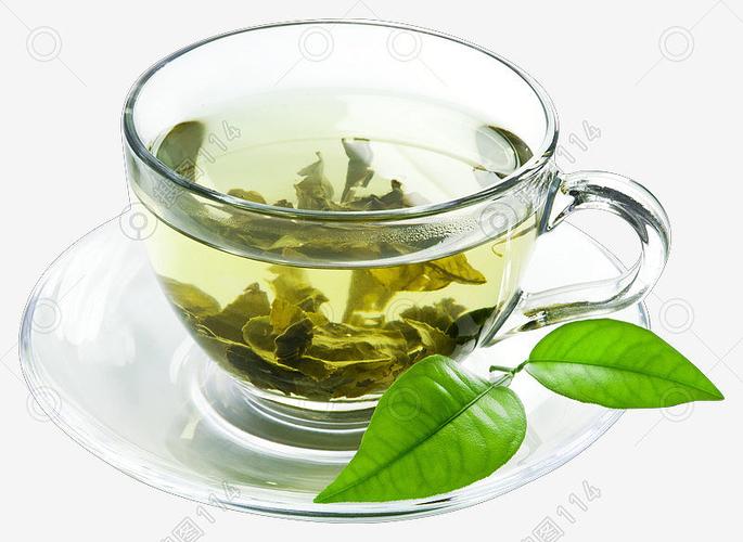 绿茶玻璃茶杯与新鲜茶叶的视觉美学 一杯春意，一眼清心